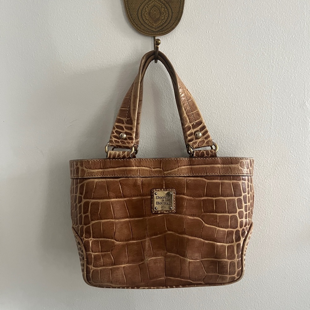 Beautiful Vintage Dooney & Bourke Purse/ Great Condition/ Lightly used/ Trendy